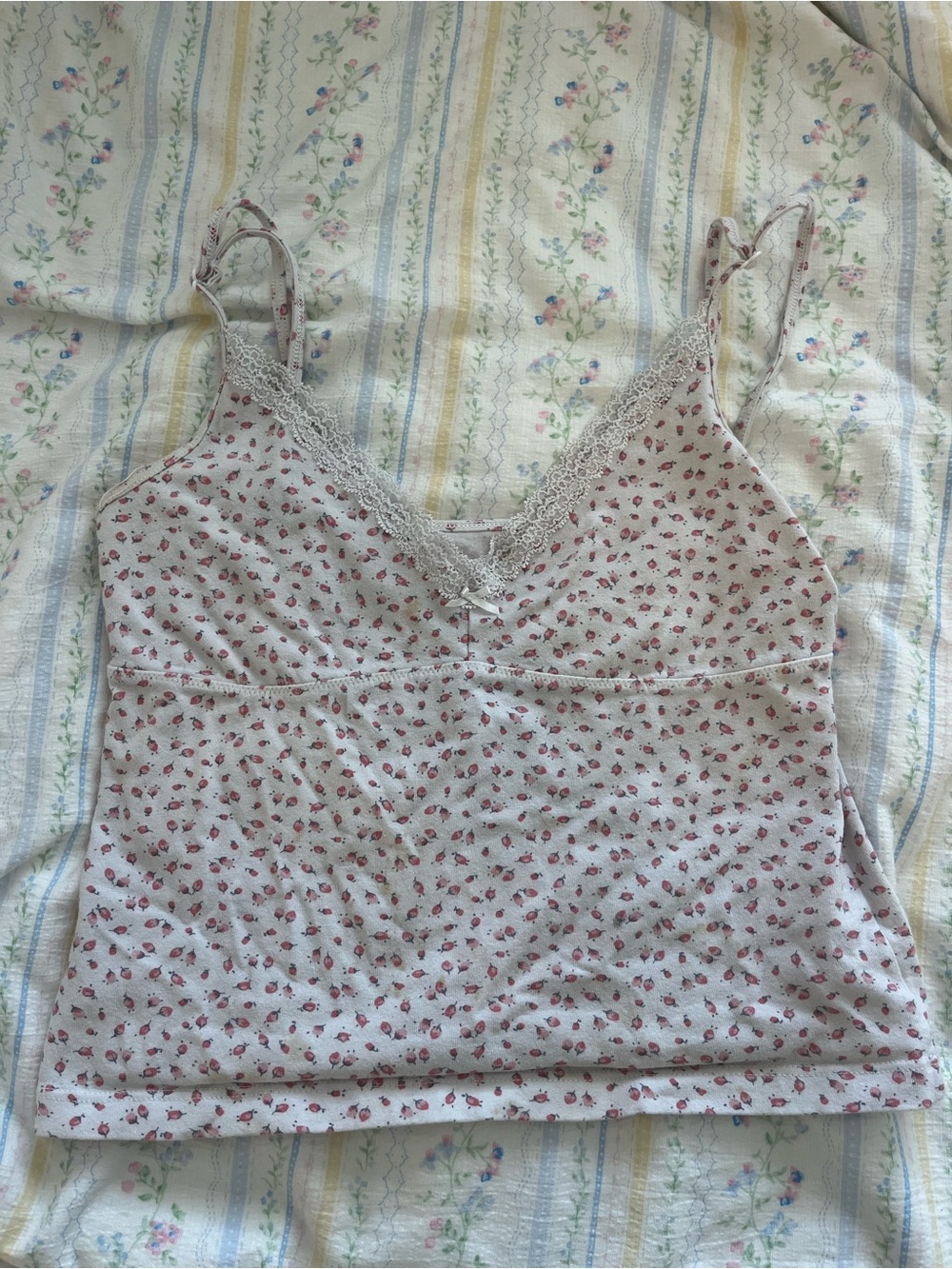 brandy melville Women’s Lace-Trim Floral Cami Tank Top - White with Pink Floral